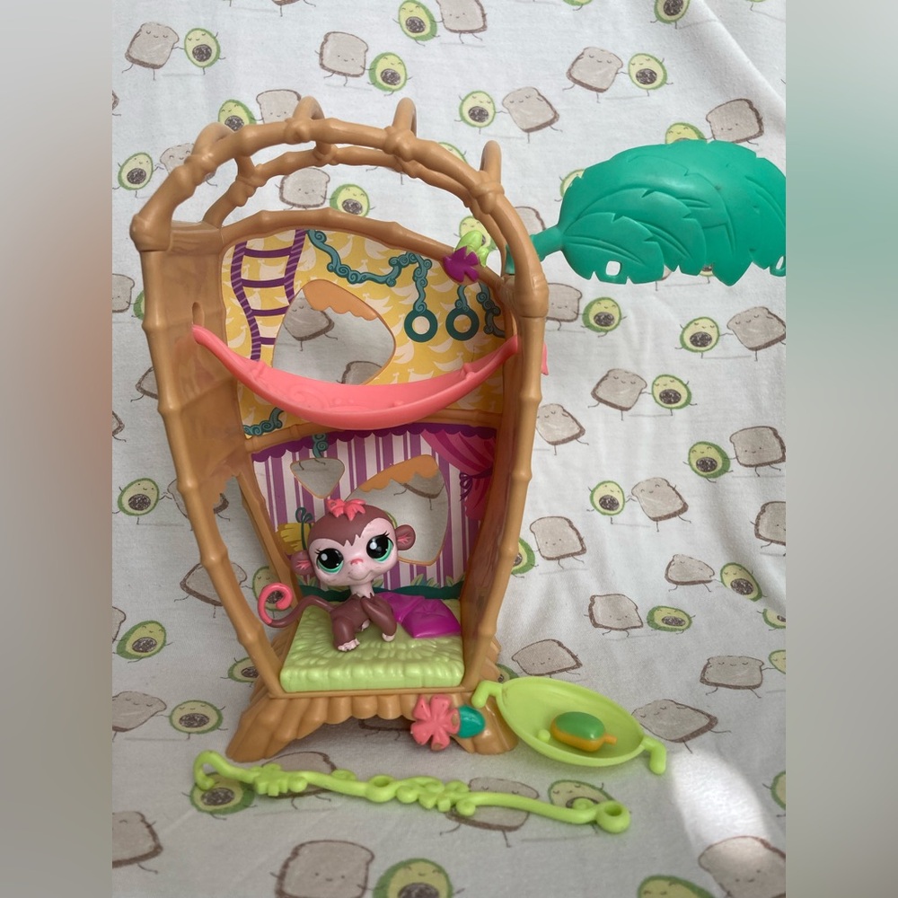 LPS Littlest Pet Shop Bamboo Bungalow Playset and Monkey